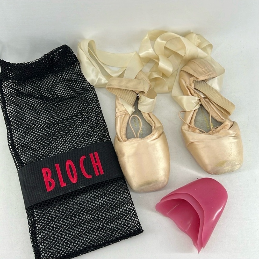 Bloch Cream Satin Pointe Shoes with Pink Accessories